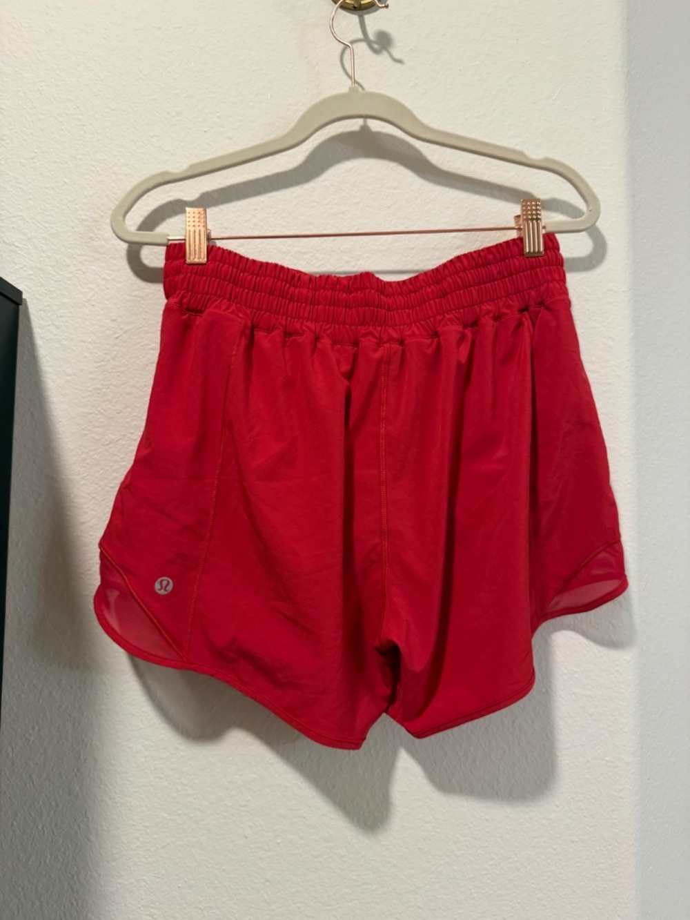 EUC Lululemon Pink Dragonfruit Hotty Hot HR 4" Short, Size 8 - Picture 2 of 3